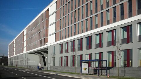 Gebäudeansicht des Justizzentrums Wiesbaden