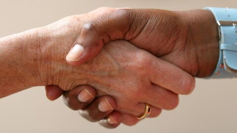 Handschlag (Symbolbild) Hände, die sich zwei Personen reichen.