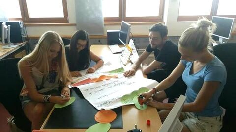 Gruppenarbeit Auszubildende des Amtsgerichts Darmstadt sitzen in einem Unterrichtsraum und arbeiten an einer Gruppenarbeit.