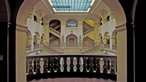 Blick auf das Treppenhaus Innenansicht Gebäude B des Amtsgerichts Darmstadt; Blick auf das Treppenhaus
