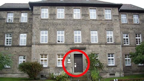 Fristenbriefkasten am Amtsgericht Hünfeld Gebäudeansicht des Amtsgerichts Hünfeld, rot markiert ist der Fristenbriefkasten neben der Eingangstür.