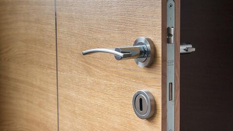 Türklinke und Schloss einer Wohnungstür.
