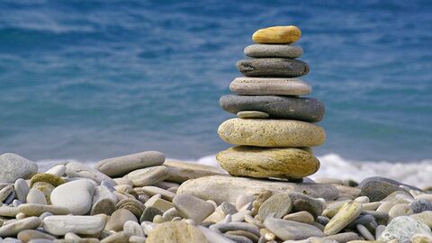 Steine Mehrere flache Steine am Strand zu einem kleinen Turm aufeinandergestapelt.