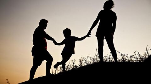 Familie (Symbolbild) Silhouetten einer Familie, die sich an den Händen hält.