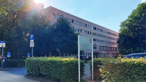 Amtsgericht Marburg Gebäudeansicht des Amtsgerichts Marburg mit Parkplatz.