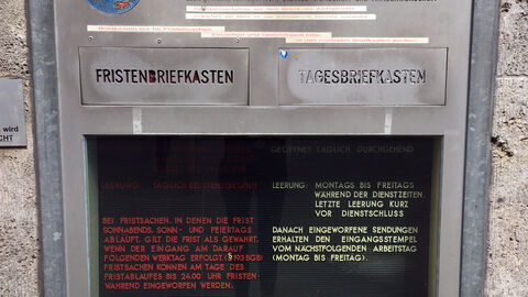 Fristenbriefkasten Gezeigt wird der Fristenbriefkasten der Frankfurter Justizbehörden mit zwei Einwurfschlitzen.