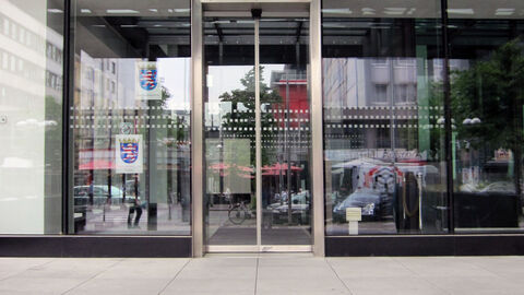 Das Bild zeigt die Eingangstreppe und die Glastüren am Eingang des Gerichts.