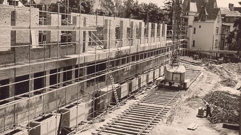 Rohbau des Amtsgerichts Marburg Das Schwarz-Weiß-Bild zeigt den Rohbau des Gerichtsgebäudes noch ohne Dach, davor auf Schienen ein Kran.