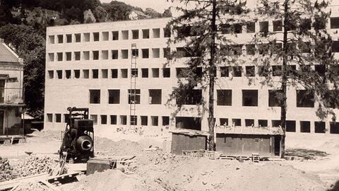 Rohbau des Amtsgerichts Marburg Das Schwarz-Weiß-Bild zeigt den Rohbau des Amtsgerichts Marburg noch ohne Fenster.