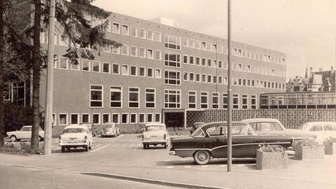 AG Marburg Das Schwarz-Weißbild zeigt den Neubau des Amtsgerichts Marburg Anfang der 1960er Jahre