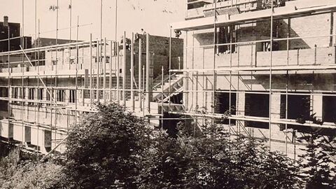 Rohbau des Amtsgerichts Marburg Das Schwarz-Weiß-Bild zeigt den Rohbau des Amtsgerichts Marburg mit Baugerüst.