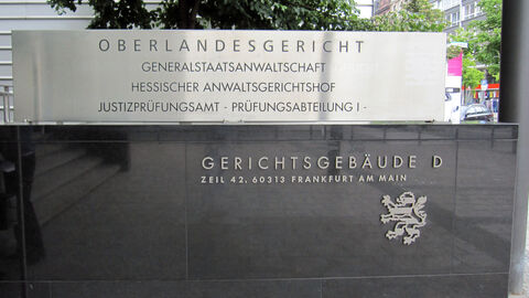 Schrifttafel im Eingangsbereich des Oberlandesgericht mit Hinweisen auf die Dienststellen.