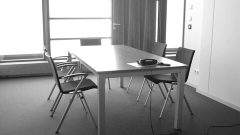 Tisch und Stühle in einem Beratungszimmer des Oberlandesgerichts.
