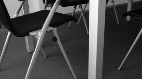 Tisch und Stühle in einem Beratungszimmer des Oberlandesgerichts.