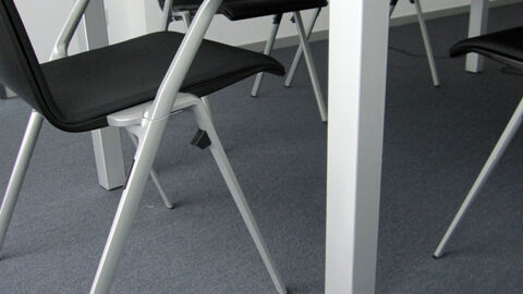 Tisch und Stühle in einem Beratungszimmer des Oberlandesgerichts.