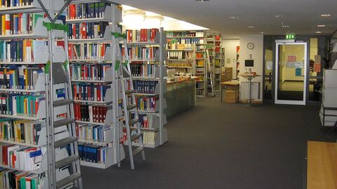 Blick auf Bücherregale der Bibliothek des Oberlandesgerichts Frankfurt am Main.