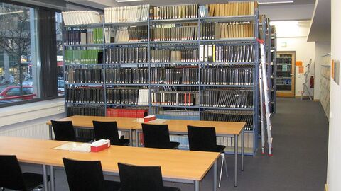 Innenansicht Bibliothek Blick auf den Lesebereich und Bücherregale der Bibliothek des Oberlandesgerichts Frankfurt am Main.