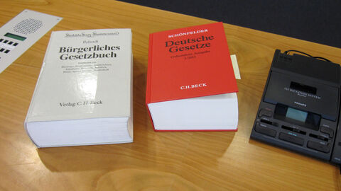 Richterpult Auf einem Richterpult liegen mehrere Fachbücher.