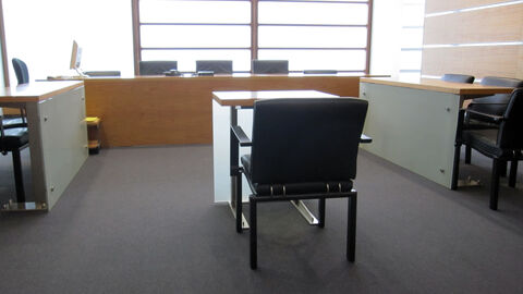 Blick in einen Sitzungssaal in Richtung der Richterbank.