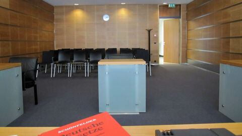 Blick auf den Zuhörerbereich in einem Sitzungssaal.