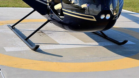 Hubschrauber steht auf einem Hubschrauberlandeplatz.