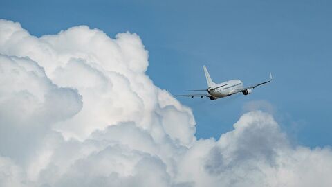Himmel mit Wolken, Flugzeug