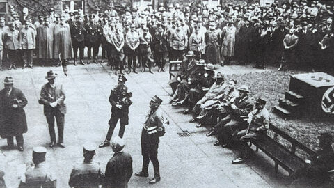 Zuhörer der Rede Freislers im Innenhof der Gerichte.