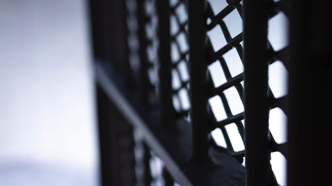 Offen stehende Metallgittertür.