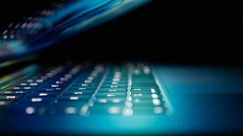 Eine beleuchtete, schattenhafte Tastatur