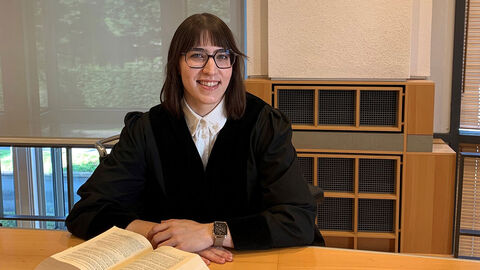 Richterin Kim Jara Wagner sitzt in einer Robe an einem Schreibtisch im Landgericht Fulda.