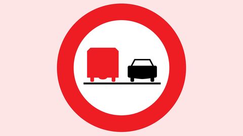 Verkehrsschild LKW und Busse überholen verboten
