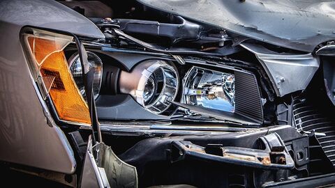 Frontschaden an einem PKW nach einem Unfall.