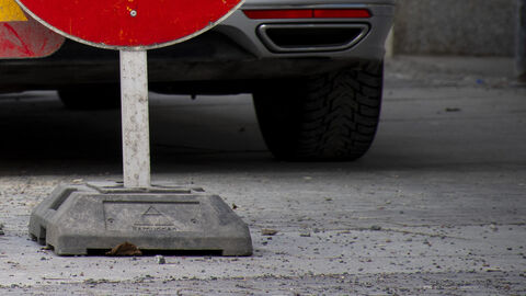 Fuß eines mobilen Verkehrsschilds.